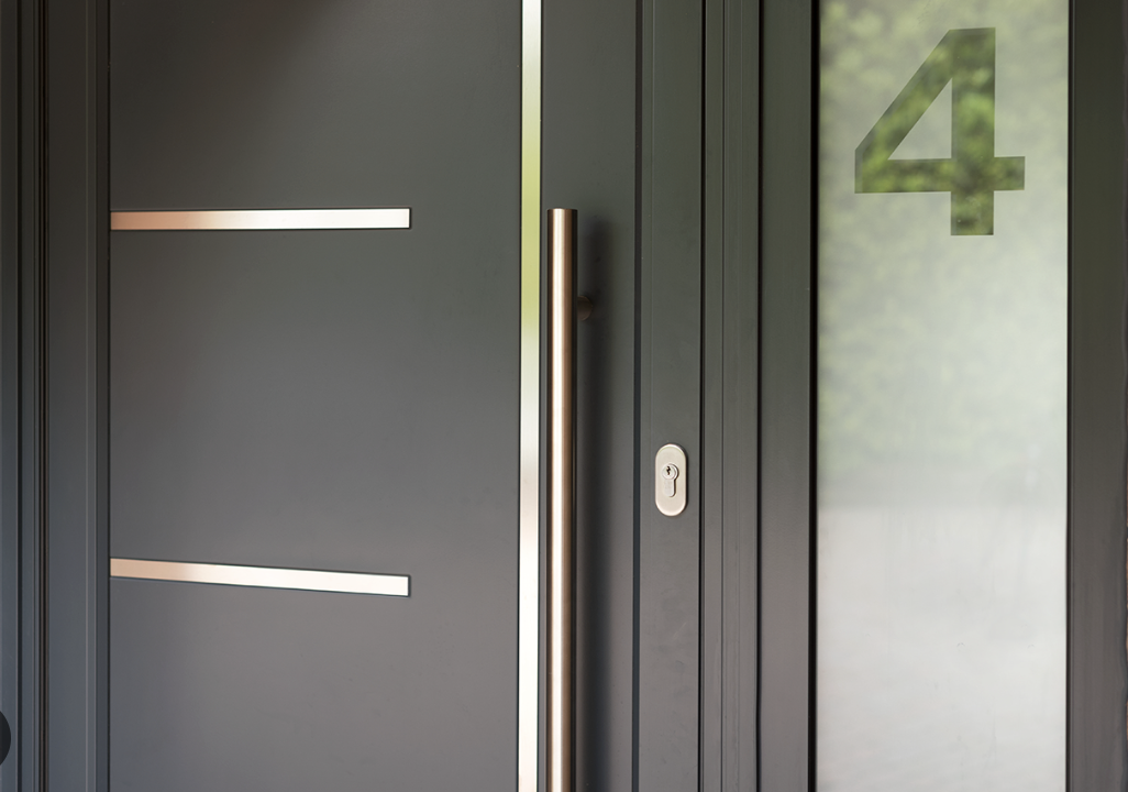 Thêm tay nắm cửa dài cho cửa trước để tăng phong cách cho ngôi nhà của bạn